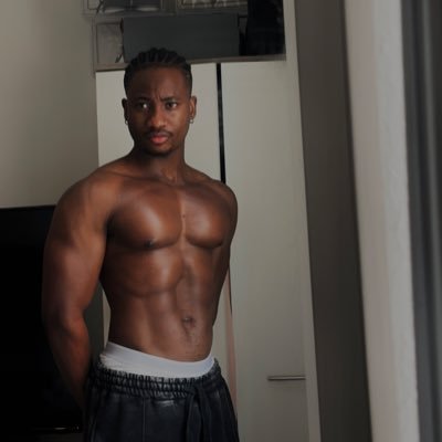 🏋🏾♂️//Sapio-sexual //Lover❤️// No. I really do not own a shirt. IG:@_tenioladavid