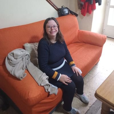 Divertida alegre y simpática ama de casa trabajé en un bar y en un jardín