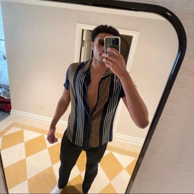 lightskinage's profile picture. building
