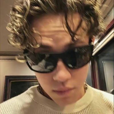 Carl889132's profile picture. 