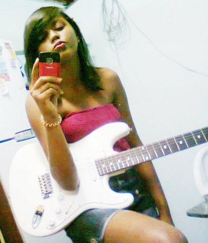 'Serva do Deus altíssimo! \õ DEUS ♥} 
Família,música,amigos,momentos,felicidade,igualdade & amor...
