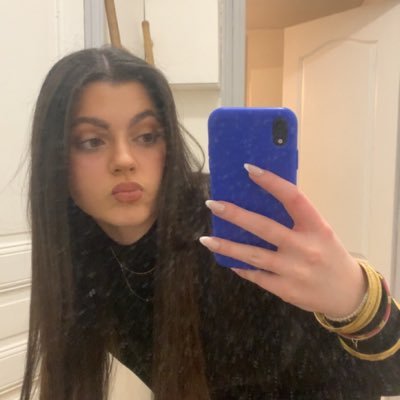 littlemanonx's profile picture. probablement en terrasse avec un verre de blanc et des gossip