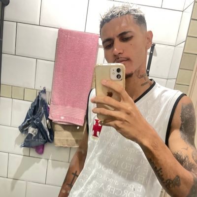 Um anjo me disse que o senhor me admira e que quanto mais me pisam mais a minha estrela brilha,e quanto mais eu escrevo mais o diabo fica puto😌.