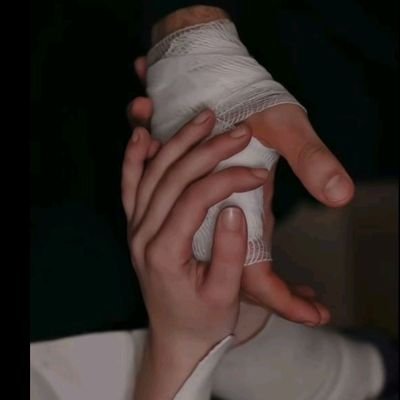 ليت الحياة كتاب....نعود متى ما شئنا للفصل للذي اسعدنا ❤️🤏🏻