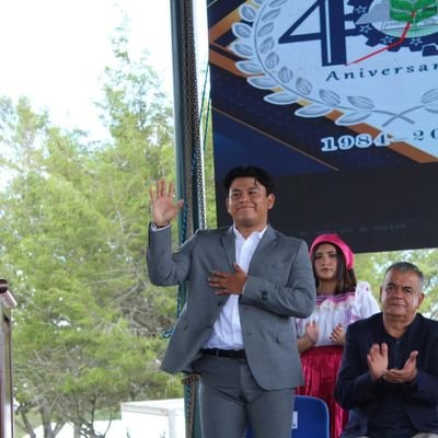 El conocimiento es poder , el poder da dinero, el dinero mueve el mundo.