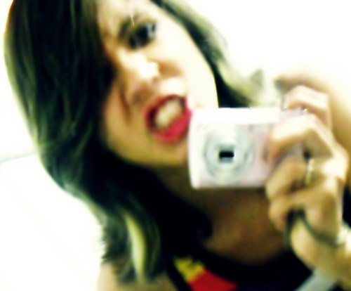 Oiiew, sou uma garota que ama rock e detesta o resto... Me segue que eu sigo de volta ;) E quem quiser me conheçer melhor me add no msn: karollima10@live.com