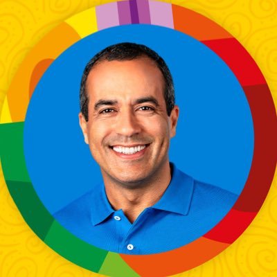• Prefeito de Salvador • Filho de Dona Márcia e Seu João • Casado com Rebeca • Pai de Bruninho, Nanda, Bia e Breno