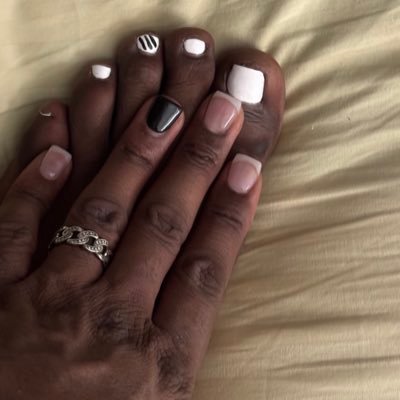 Foot Lovers enter my world and CUM on my toes, Suck on my soul and allow me to satisfy you. Bi/str8/curious/Gay all is welcome 😊