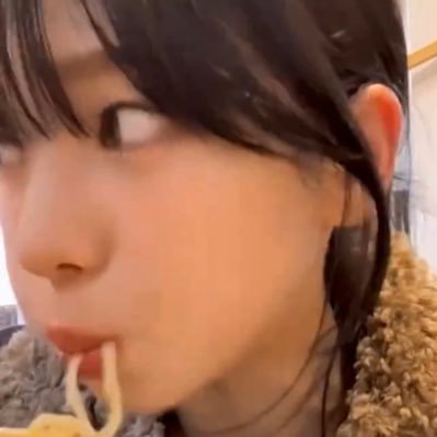 เป็นปุถุชนคนธรรมดาที่รักและเทิดทูนเพียงแต่คาริน่าผู้เดียวเท่านั้น