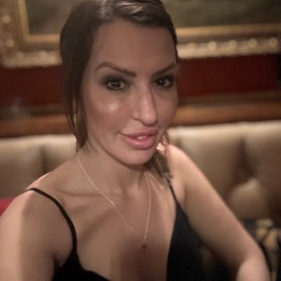 love Boxing! love life🏄♂️🌏 & try to make each day count, love pizza too 😋catch me on Instagram b_rocks_ follow my new business page refresh_bernadette