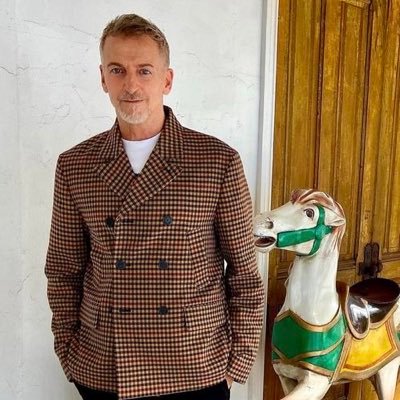 « Abbiamo sempre la scelta » Diploma in Architettura e Imprenditorialità. Divorziato. Sono qui con i miei pensieri. Nessun robot qui.