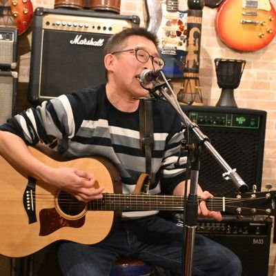 【軒先シンガーソングライター(只のサラリーマン)】アコギでオリジナル曲やカヴァー曲を弾き語りしたりしてます 励みになるので、イイねもらえると嬉しいですw