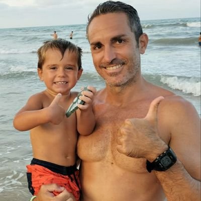 CAFD. Profesor en IES Miguel Hernández. Profesor Técnico Superior en Enseñanza y Animación Sociodeportiva. Entrenador Nacional de Fútbol. Del Barrio del Carmen