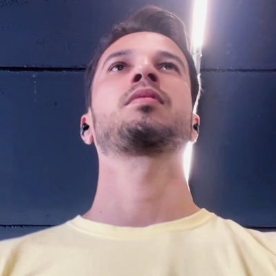 Um querido que fala e comenta sobre assuntos aleatórios