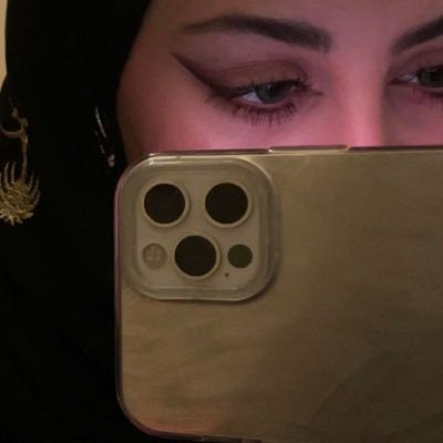 هي راما شديدةُ الجمالِ تُصوبُ عَلى الخافقِ وتتملكهُ هي تَغيبُ وعلى القَلبِ في مَسره هي عيناي اذ أرَى وهي القلبُ بنبضهِ .