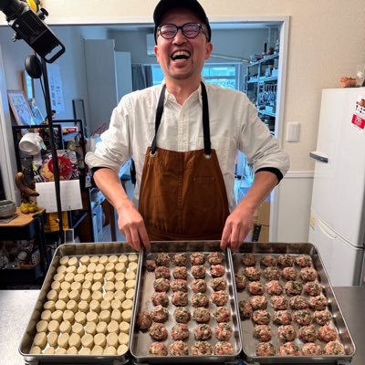 清水章弘 【蝶ネクタイ作家から餃子職人へ】 元蝶ネクタイ作家から餃子職人になった男。 『心を包む』をモットーに日々邁進中でございます。