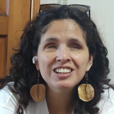 Amante del chocolate, la fantasía y la literatura en general. Lejos de todos los extremos. Últimamente solo sigo a mi 💖