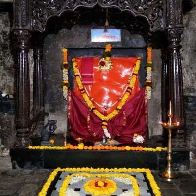 मैं जिंदगी का साथ निभाता चला गया,
हर फिक्र को धुएँ में उड़ाता चला गया.....