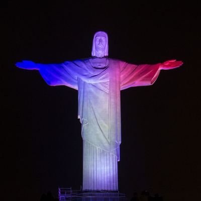 je préfère l'arène et le pic à glace de la légende des gladiateurs à l'opulence des romains qui se servent des médias pour distraire la foule...🇨🇵🙏✝️Amen et