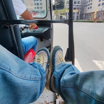 Fatum brutum amor fati. Akun ini penuh dengan tweetan patah hati.