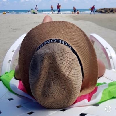 ivette_diaz's profile picture. 👩🏽‍⚕️ Klga. de día, escritora de noche ✨