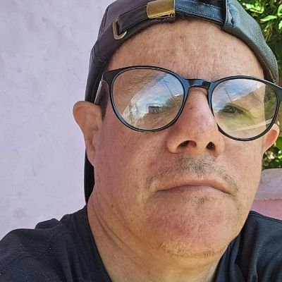Sou um catarinense que gosta de esportes fanático por campo e pelo flamengo