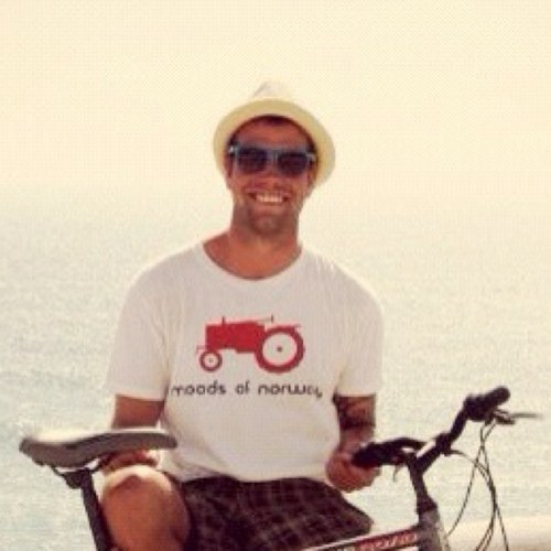 LarsAanestad's profile picture. Bankmann, brannmann og småbarnsfar.