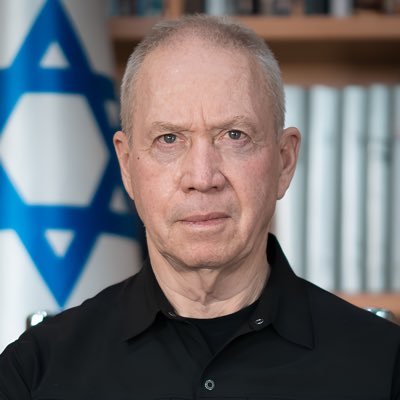 שר הביטחון ה-22 של מדינת ישראל, אלוף במיל׳ ומפקד שייטת 13 בעבר.