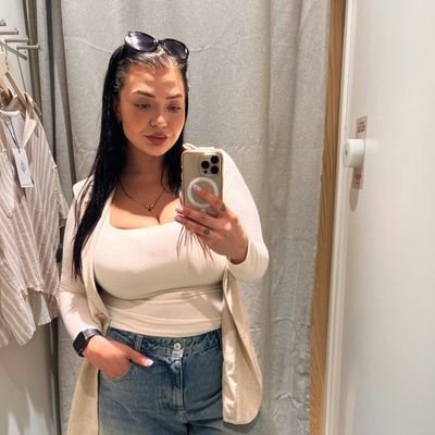 ElisabethE199's profile picture. Coucou mes chéris ❤️❤️🥰