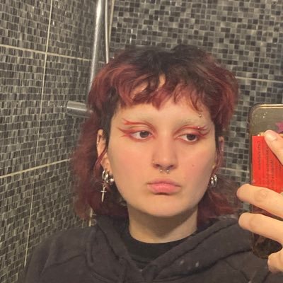 cxmynz's profile picture. lesbienne nb & anticapitaliste