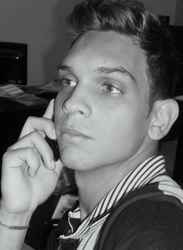 Estudante, 23 anos, palmeirense, solteiro, amo Deus, família, amigos, viajar, música, praia, filmes, chocolate, pizza! Me segue? *-*