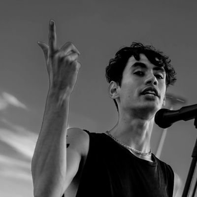 não-binária & bissexual ☭ marxista-leninista • “que a sorte favoreça os fodidos.”