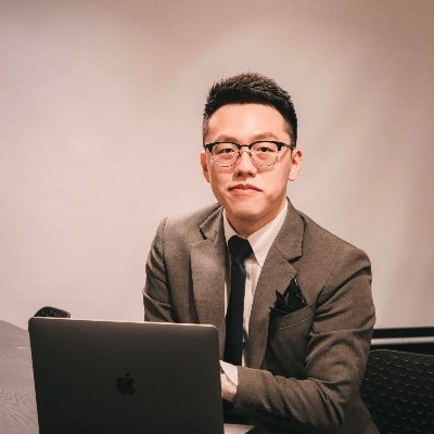 游庭皓,90後,財經作家、投資人。清華大學經濟學學士,台灣大學法學碩士,曾任投資顧問公司研究員、經濟日報、聯合晚報、Yahoo財經撰稿人、台灣財經節目特邀來賓,研究方向以總體經濟變化與景氣宏觀投資為主。
