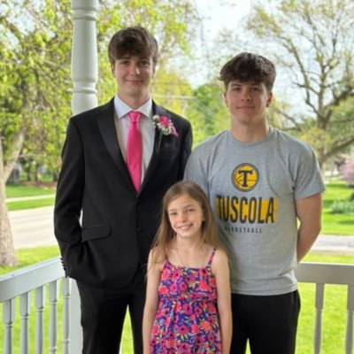 Christian, ❤@MaliaGraves26❤ Biggest Warrior fan of @BryceGraves23 & @DylanGraves26 Track Announcer @FarmerCityRacin