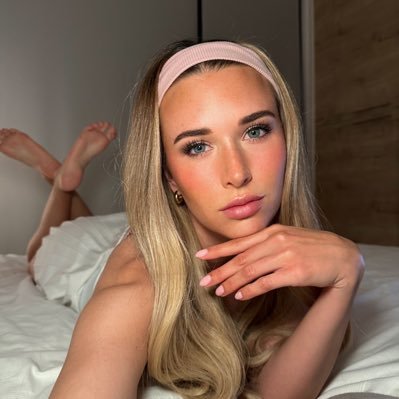 Bratty german princess 👑 • Your favorite addiction ❤️🔥 $30 initial tribute to speak! 💸