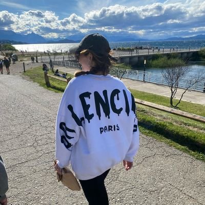 ⭐️⭐️⭐️
Río, lloro y me ofendo fácilmente.
Ah, y no veo una garompa.
✊🏼💚
