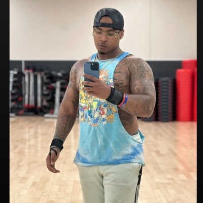 i promise i just be minding my business on here... ΦΒΣ🤘🏽 #HSSUalum Oakland ✈️the Lou #carefree IG: Jdean_14 Personal training IG: slaughterhousefit