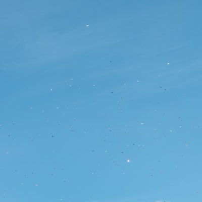 ponsukemgmg_usj's profile picture. 真っ青アイコンに見えて、実はコンフェキラキラの青空です