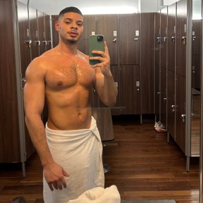 A plantain dating a cannoli | Solo content creator | DM for private vids