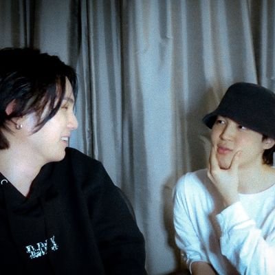 یه گوشه آروم نشستم دارم یونمینو دید میزنم 👀/
Ot7 💜/