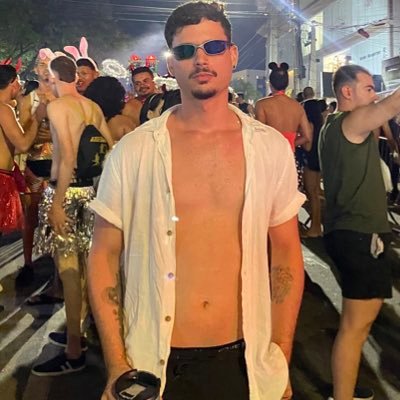mania de grandeza num corpo pequeno. me vejo longe daqui