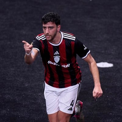 Jugador de la @kingsleague en @aniquiladoresfc. 🕹️Twitch: Carlitosval2