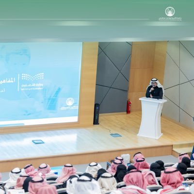أستاذ القيادة والتخطيط الاستراتيجي -مستشار إداري وأكاديمي للتواصل (00966508423080 واتس آب- strategicleadership2030@gmail.com