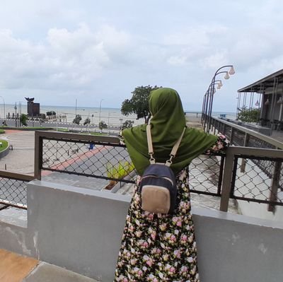 sedang menyeduh rindu yang tersuguh
