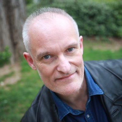 Je suis auto-entrepreneur chez Théâtre And Coach. Coach en accompagnement personnel, coach d'artiste, prof de théâtre et formateur en art oratoire et manager.