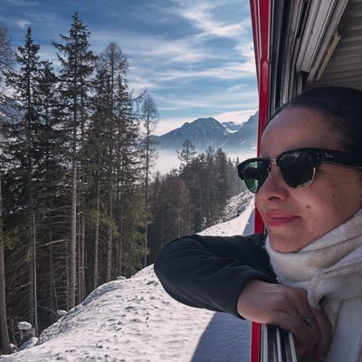 Amo comer, caminar, leer, acariciar perritos, la fotografía, los viajes, el café cargado y caliente aunque me dé ansiedad…