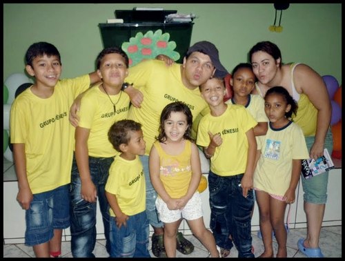 Somos crianças de Deus onde o único objetivo e adorar exaltar o nome do Senhor Jesus Cristo. amem bjos pra todos