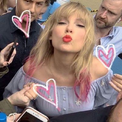 bookslara_'s profile picture. •Autora/Leitora;
•A Entrevista - disponível na Amazon e no K.U
• Six of crows? Taylor Swift? Amo de paixão