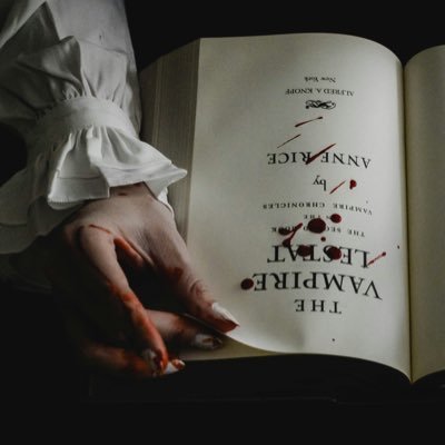 lunaeros8's profile picture. Escritora ✍🏽 | Editora 📑 | Romance ❤️‍🔥 | Vampiros 🧛🏻 | Fantasía 🦄 Un Vampiro Sediento de un Ángel🩸🪽🔜