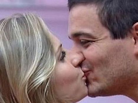 Casal ou não...tenho certeza que amigos eles serão!!!! Fã de Rafa e Renatcheeeenha!!! Obseeeeeeeeeeeervem!